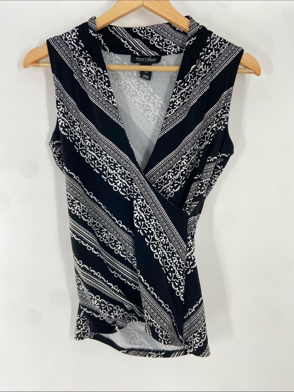 White House Black Market Black and White Sleeveless Top Size XS Gently Used